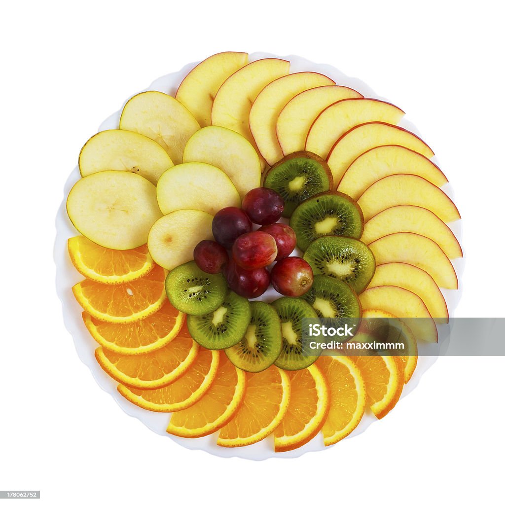 Prato de comida kiwi uvas, fatias de maçã, isolado no fundo branco - Foto de stock de Amarelo royalty-free