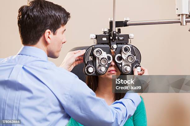 視力検査 - 多民族のストックフォトや画像を多数ご用意 - 多民族, 検眼医, 2人
