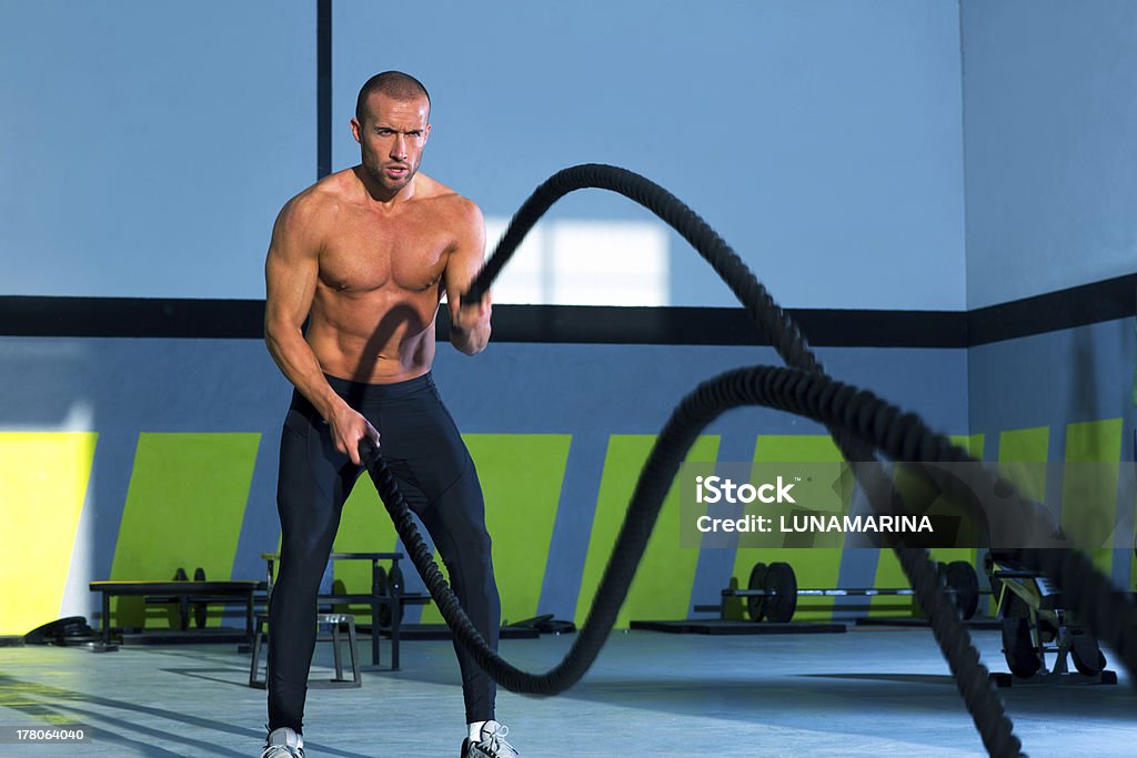 Cuerdas en un gimnasio Crossfit haciendo ejercicios de ejercicio - Foto de stock de 20 a 29 años libre de derechos