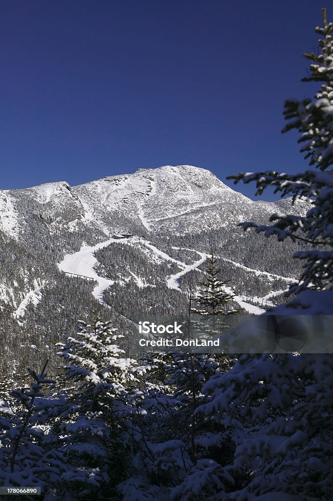 La cima del monte Mansfiled en invierno. - Foto de stock de Centro de esquí libre de derechos