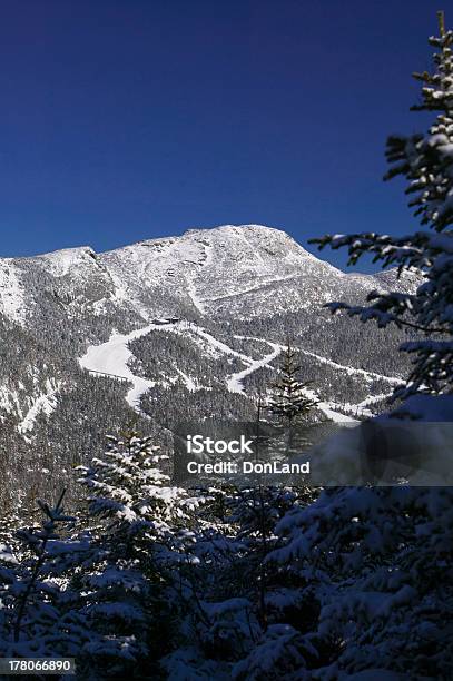 La Cima Del Monte Mansfiled En Invierno Foto de stock y más banco de imágenes de Centro de esquí - Centro de esquí, Vermont, Stowe - Vermont