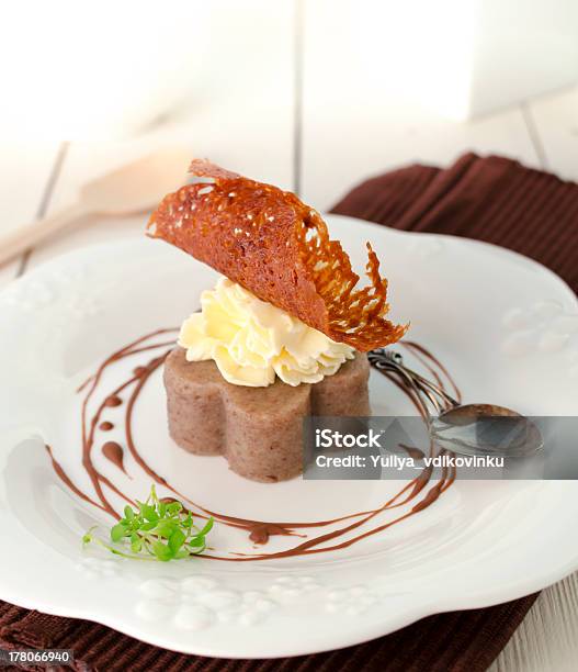 Banana Gel De Ágar Com Queijo Creme Frosting E Limão Tuile - Fotografias de stock e mais imagens de Taça de Túlipas