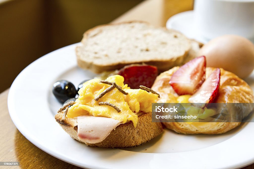 Desayuno saludable con PAN, huevos y fresas - Foto de stock de Alimento libre de derechos