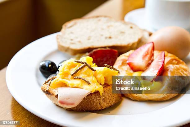 Desayuno Saludable Con Pan Huevos Y Fresas Foto de stock y más banco de imágenes de Alimento - Alimento, Bebida, Blanco - Color