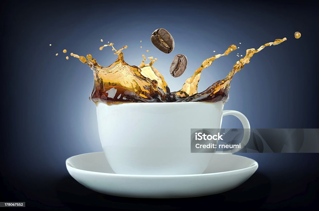 Kaffee mit Bohnen splash - Lizenzfrei Bewegung Stock-Foto