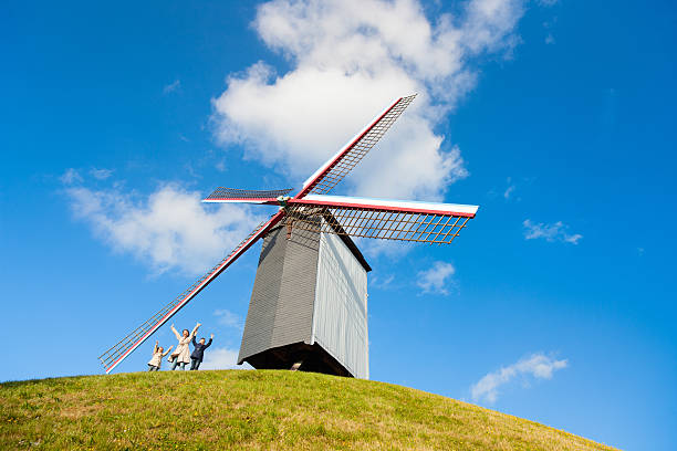 molino de viento en brujas, bélgica - belgium bruges windmill europe fotografías e imágenes de stock
