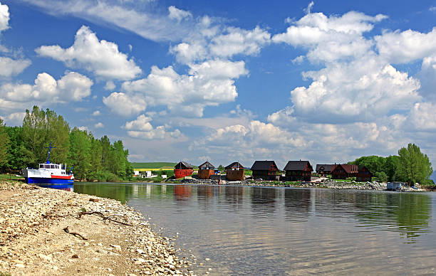 liptovska mara de cuencas de agua en la región liptov - forest pond landscaped water fotografías e imágenes de stock