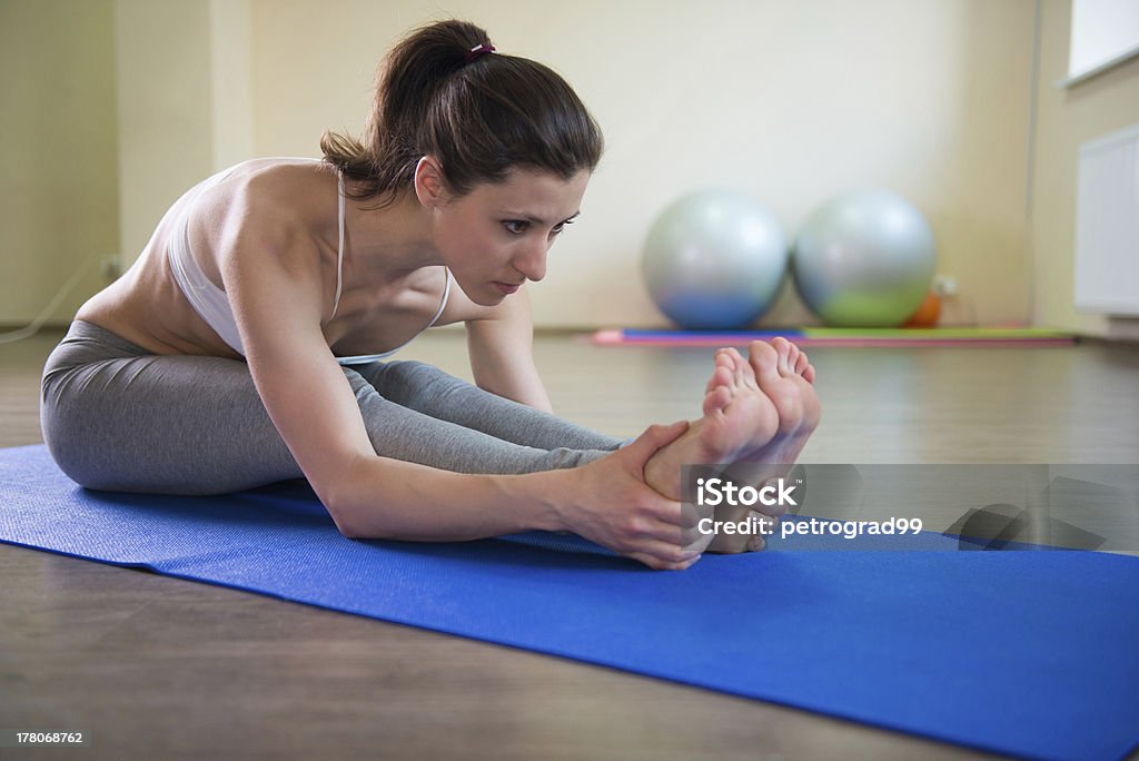 Ejercicios de Yoga - Foto de stock de Actividades recreativas libre de derechos