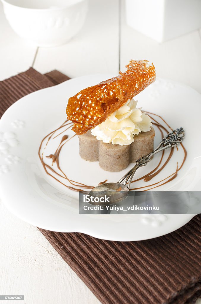 Banana Gélose avec glaçage au fromage à la crème de citron et de Tuile - Photo de Coupe en tulipe libre de droits