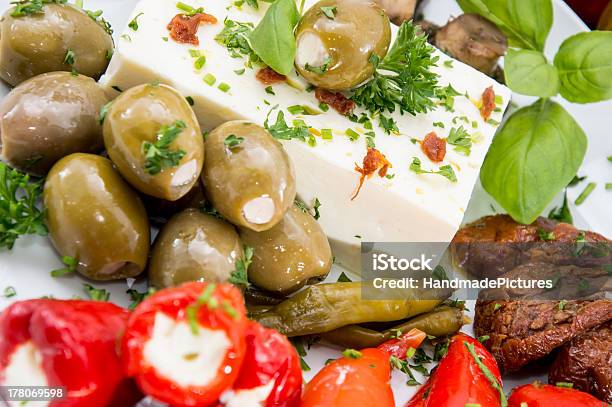 Diferentes Tipos De Antipasto En Un Plato Foto de stock y más banco de imágenes de Aceite para cocinar - Aceite para cocinar, Aceituna, Ajo