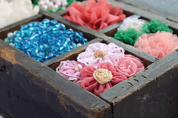 conjunto de mulher de acessórios na caixa de madeira velha - lace group of objects obsolete old - fotografias e filmes do acervo