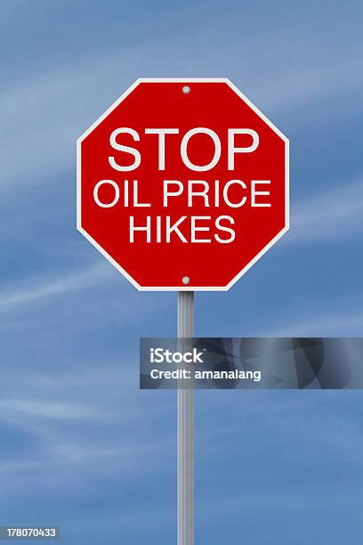 Остановка Движения Цен На Нефть — стоковые фотографии и другие картинки Stop - английское слово - Stop - английское слово, Без людей, Вертикальный
