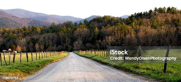 Cades Cove Tennessee - Fotografias de stock e mais imagens de Cades Cove - Cades Cove, Anoitecer, Ao Ar Livre