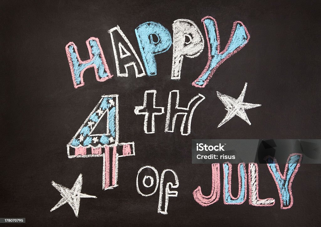 As palavras escritas nos chalkboard Dia da Independência de 4 de julho - Foto de stock de Desenho de Carvão royalty-free