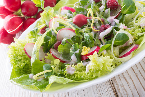 野菜を添えたミックスグリーン - salad flower bed plate romaine ストックフォトと画像