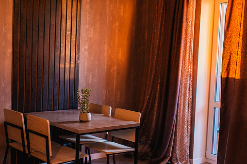 Table and chairs in the kitchen.