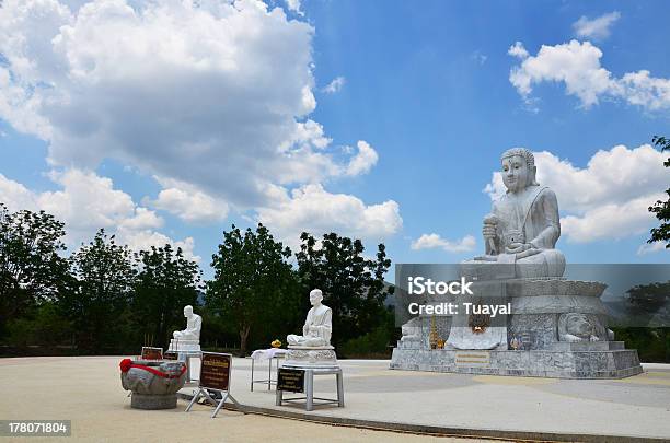 Budda Maitreya Al Wat Pusawan Phetchaburi Tailandia - Fotografie stock e altre immagini di Albero