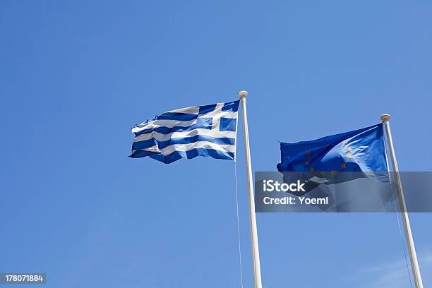 Grecia E Bandiere Dellunione Europea - Fotografie stock e altre immagini di Bandiera - Bandiera, Bandiera dell'Unione Europea, Composizione orizzontale