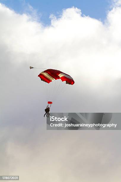 Skydiver Paracaídas Abierto Foto de stock y más banco de imágenes de Azul - Azul, Caída libre - Paracaidismo, Cielo