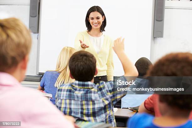 Professor De Pé Na Frente Da Classe A Fazer Pergunta - Fotografias de stock e mais imagens de Em Frente de