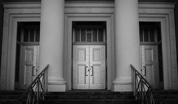 tribunal supremo puertas - legal system us supreme court column washington dc fotografías e imágenes de stock