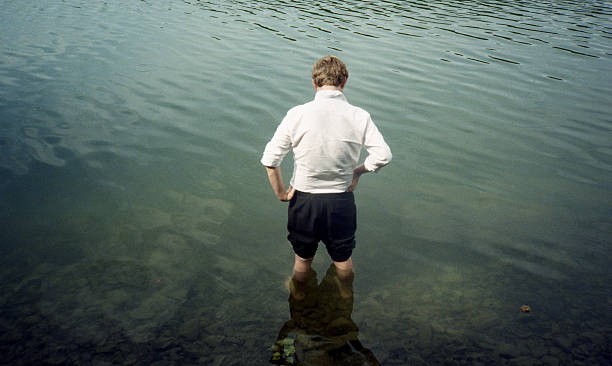 oceano azul conceito de estratégia. empresário encara o futuro. - suicide businessman the end depression imagens e fotografias de stock