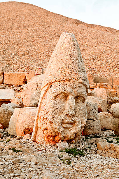 скульптуры из commagene королевства, nemrut горы - turkish culture nemrud dagh adiyaman antiquities стоковые фото и изображения