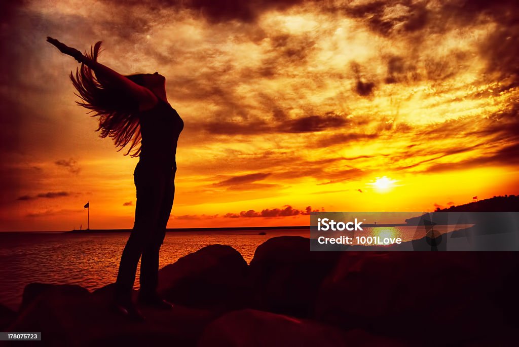シルエットの少女ポジティブな喜びの日の出や沈む夕日の眺め - 女性のロイヤリティフリーストックフォト