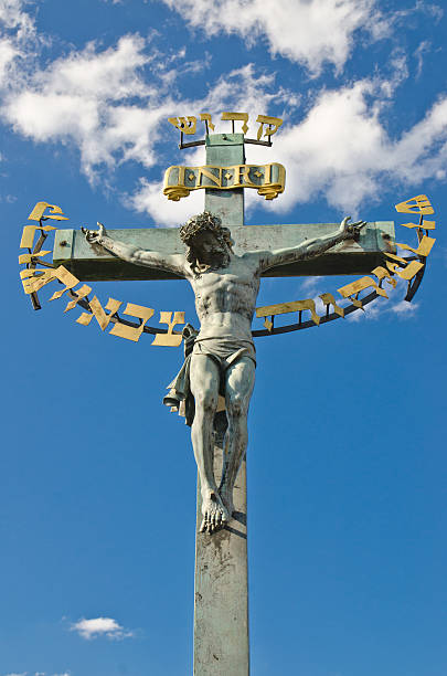 Kreuz in Prag mit blauem Himmel – Foto
