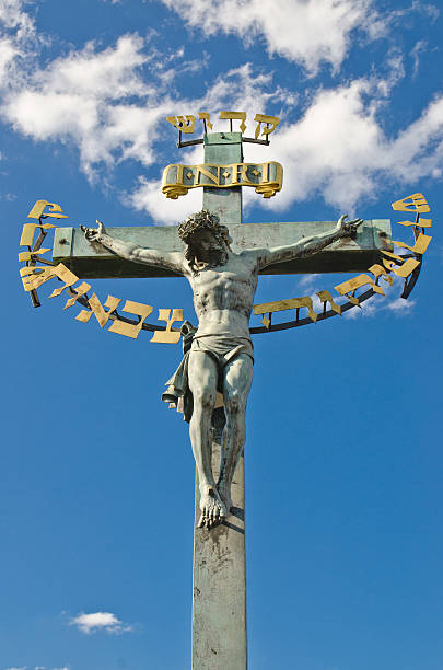 Cross em Praga com céu azul - fotografia de stock