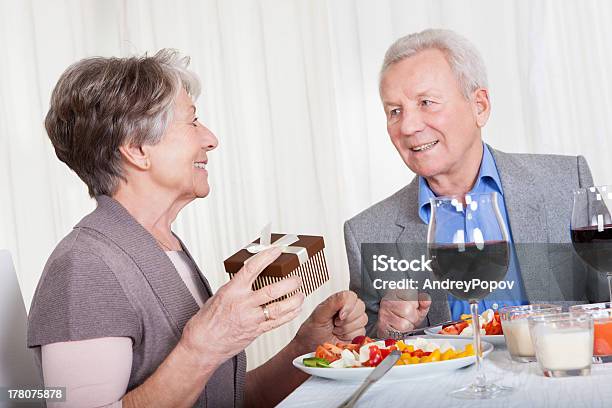 노인 남자 선물 주고 자신의 아내가 2명에 대한 스톡 사진 및 기타 이미지 - 2명, 결혼식, 계획