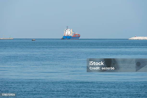 Barco De Abandonar El Puerto Foto de stock y más banco de imágenes de Agua - Agua, Ayuda, Azul