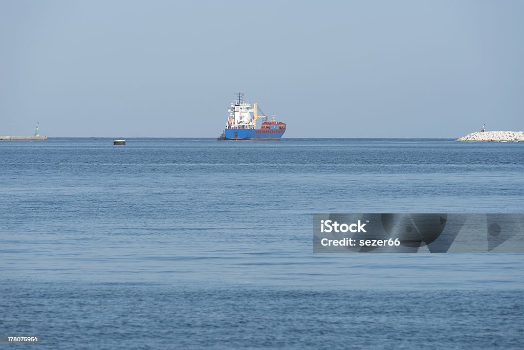 Корабль, оставив гавани - Стоковые фото Без людей роялти-фри