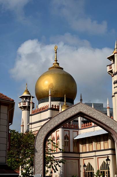 istock Sultan mosque through ceremonial arch, Singapore 178076113