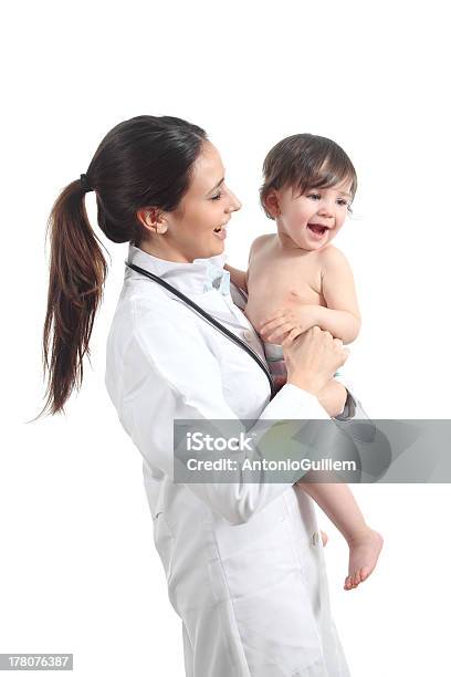 Bela Médica Segurando Um Bebê - Fotografias de stock e mais imagens de Pediatra - Pediatra, Bebé, Doutor