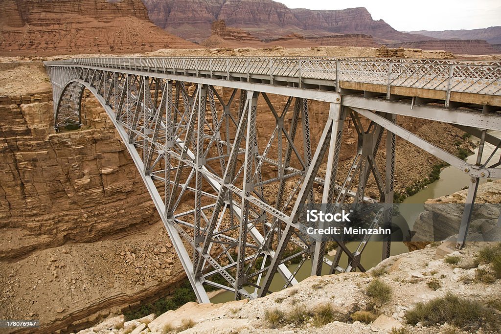 Viejo puente Navajo que abarcan los Colorado en Marble Canyon - Foto de stock de Puente - Estructura creada por humanos libre de derechos
