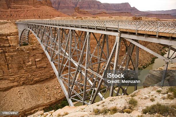 Viejo Puente Navajo Que Abarcan Los Colorado En Marble Canyon Foto de stock y más banco de imágenes de Puente - Estructura creada por humanos