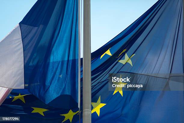 Foto de Bandeira Francesa União Europeia Ondas No Céu e mais fotos de stock de Azul - Azul, Bandeira, Bandeira da Comunidade Européia