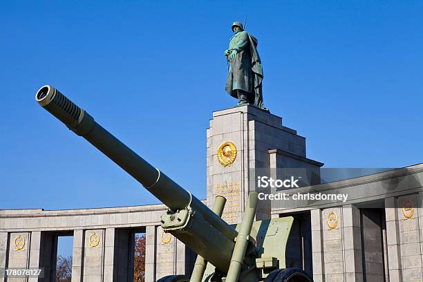 Foto de Memorial De Guerra Soviética Em Berlim e mais fotos de stock de Segunda Guerra Mundial - Segunda Guerra Mundial, Arquitetura, Baioneta