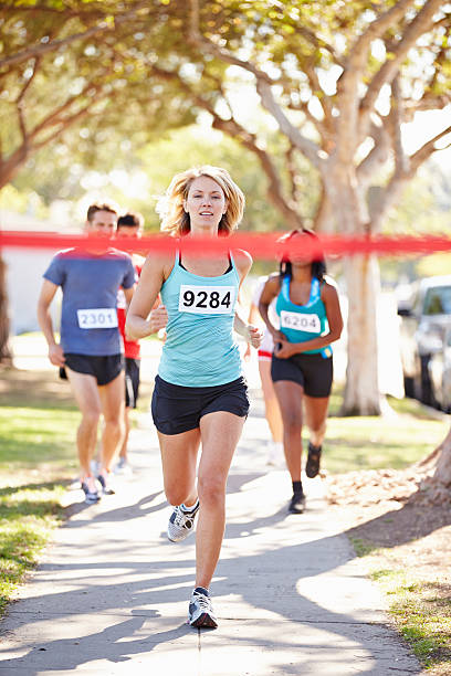 여성 빛나는 marathon runner - marathon jogging success the end 뉴스 사진 이미지