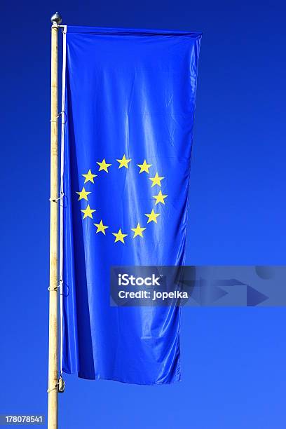 Flaga Unii Europejskiej - zdjęcia stockowe i więcej obrazów Flaga UE - Flaga UE, Pionowy, Flagi państw europejskich