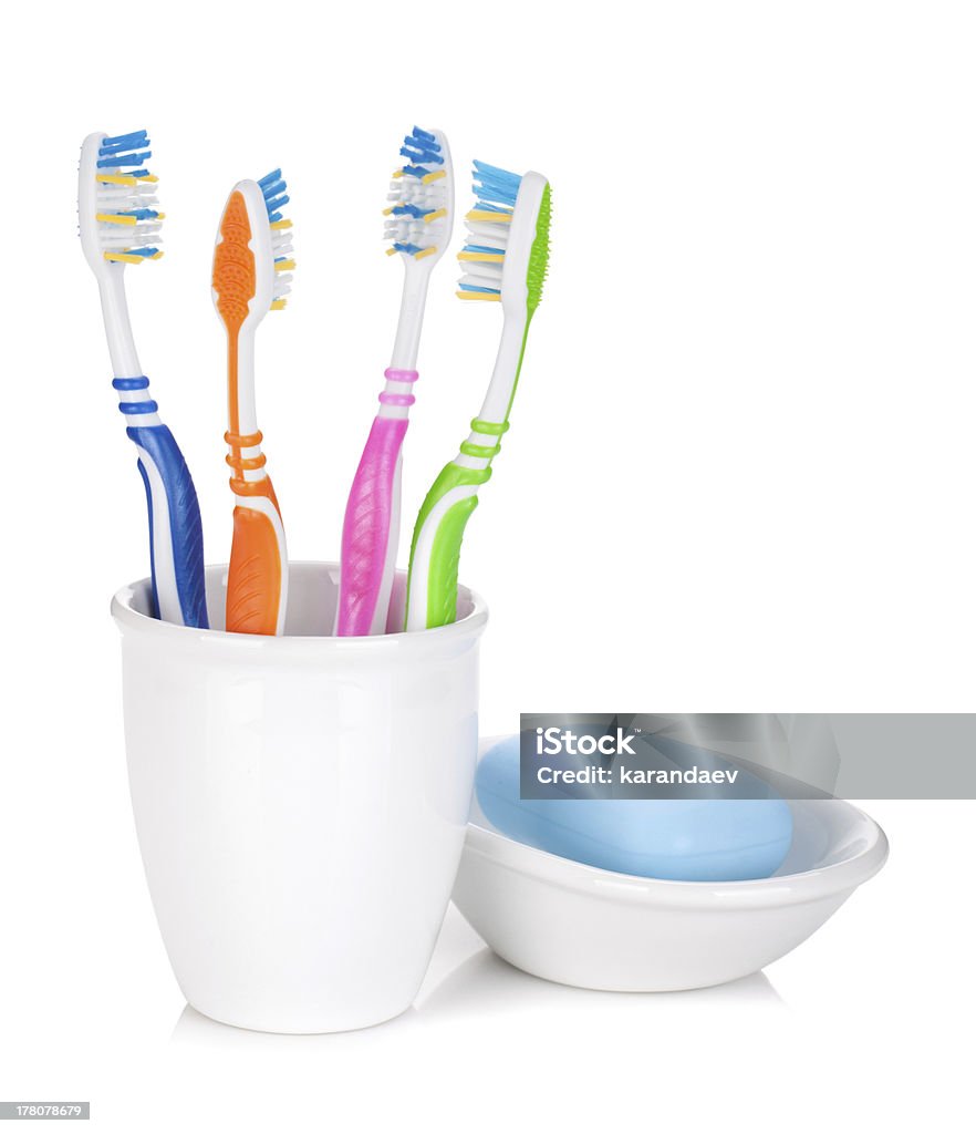 Quatro colorida escovas de dente e sabonete - Foto de stock de Azul royalty-free