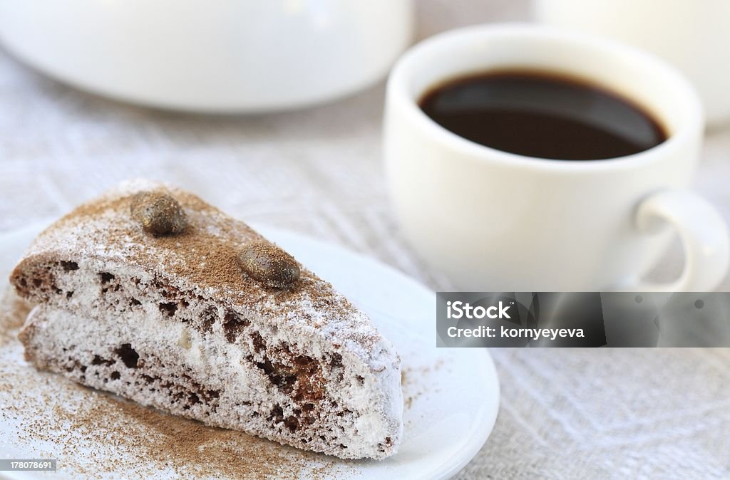 Pastel de Chocolate y una taza de café - Foto de stock de Alimento libre de derechos