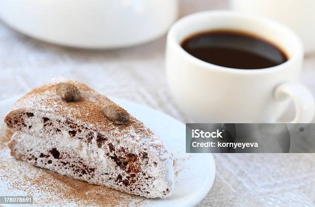 Pastel De Chocolate Y Una Taza De Café Foto de stock y más banco de imágenes de Alimento - Alimento, Blanco - Color, Café - Bebida