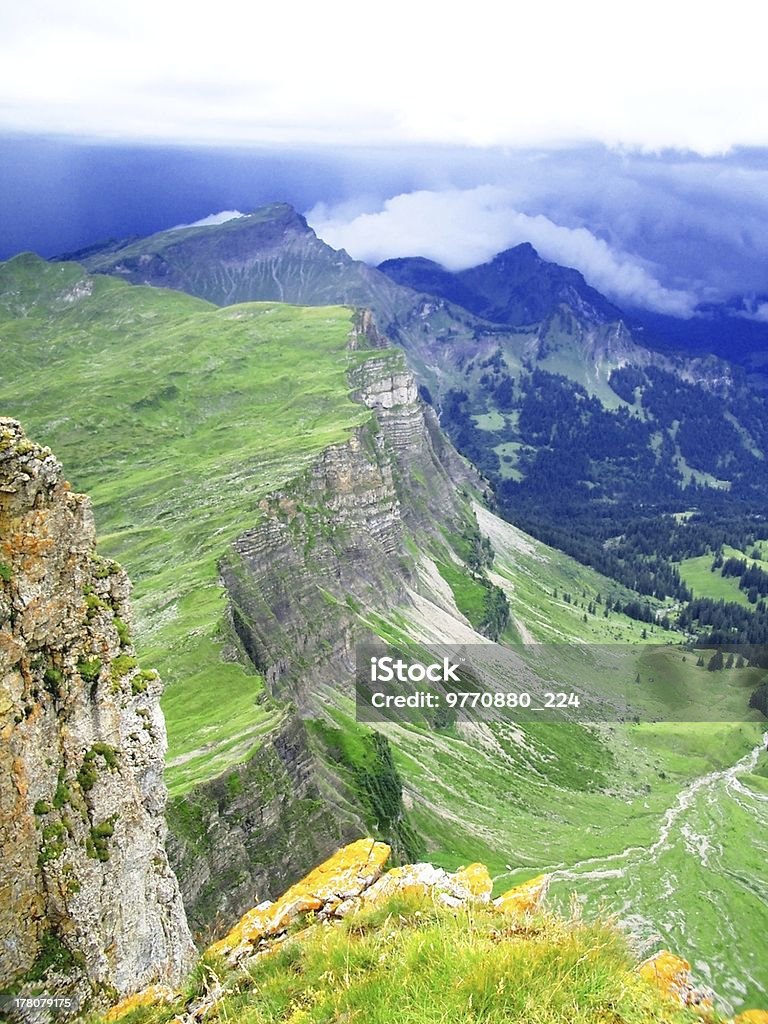 Топ с красивым видом на горы - Стоковые фото Альгой роялти-фри