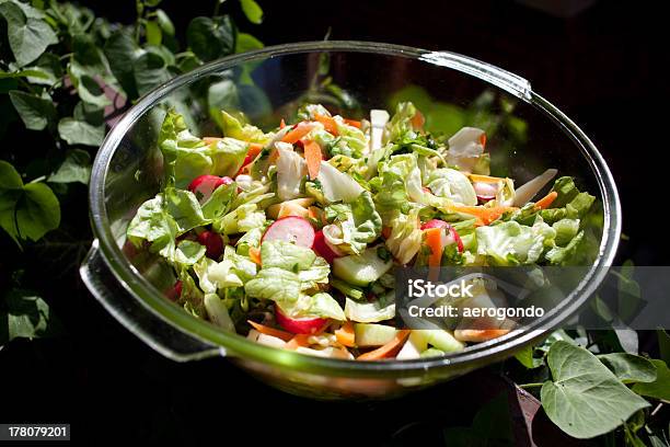 Gartensalat Stockfoto und mehr Bilder von Aufschlagen - Sport - Aufschlagen - Sport, Essen am Tisch, Essgeschirr