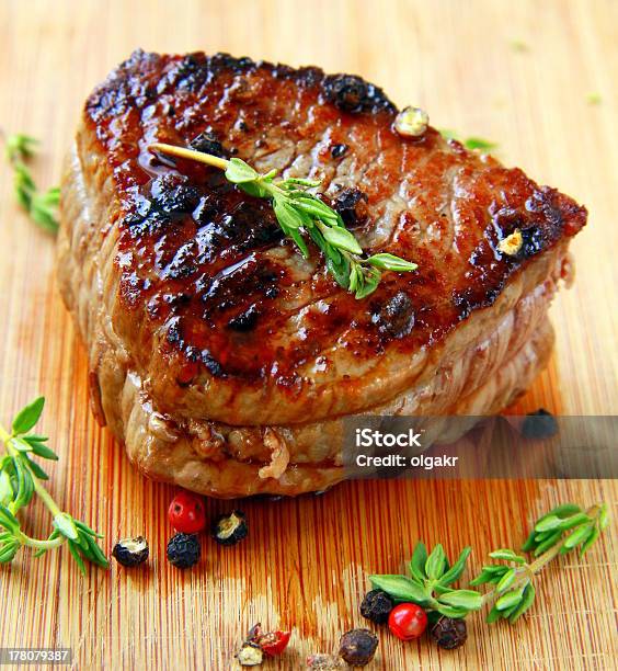 Carne De Res A La Parrilla Bistecs Con Pimienta Y Tomillo Foto de stock y más banco de imágenes de Alimento