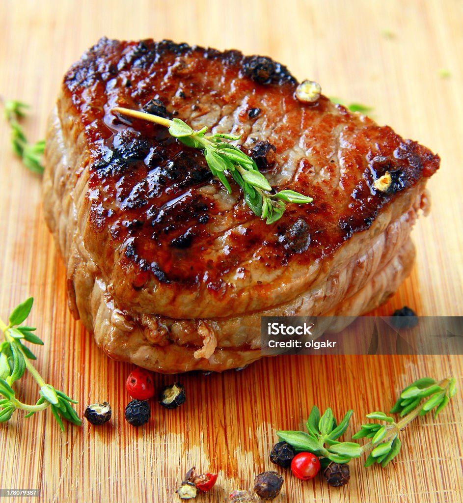 Bife de carne grelhado com pimenta e Tomilho - Royalty-free Assado Foto de stock