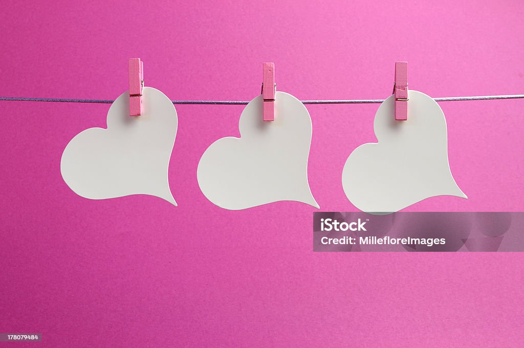 Rosa coração tema de três pinos pendurado em uma linha. - Foto de stock de Amor royalty-free