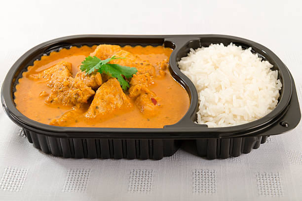 refeições consumidas fora do restaurante curry - white black plastic packaging imagens e fotografias de stock